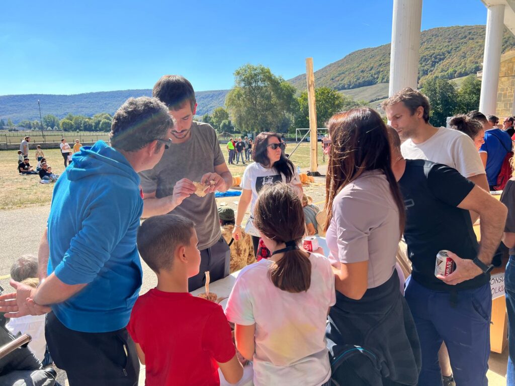 Grupo de personas en una actividad de educación ambiental del Parque Micológico de Ultzama