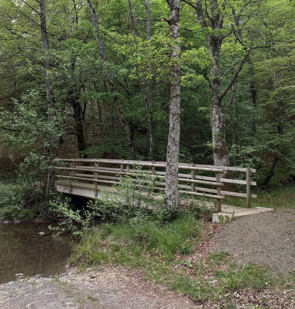 Puente de Usillaga en un entorno natural vinculado al paisaje y la prehistoria de Abauntz