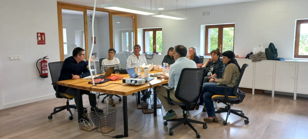 Personas reunidas en una sesión de coordinación de la Asociación de Desarrollo Turístico de Ultzama
