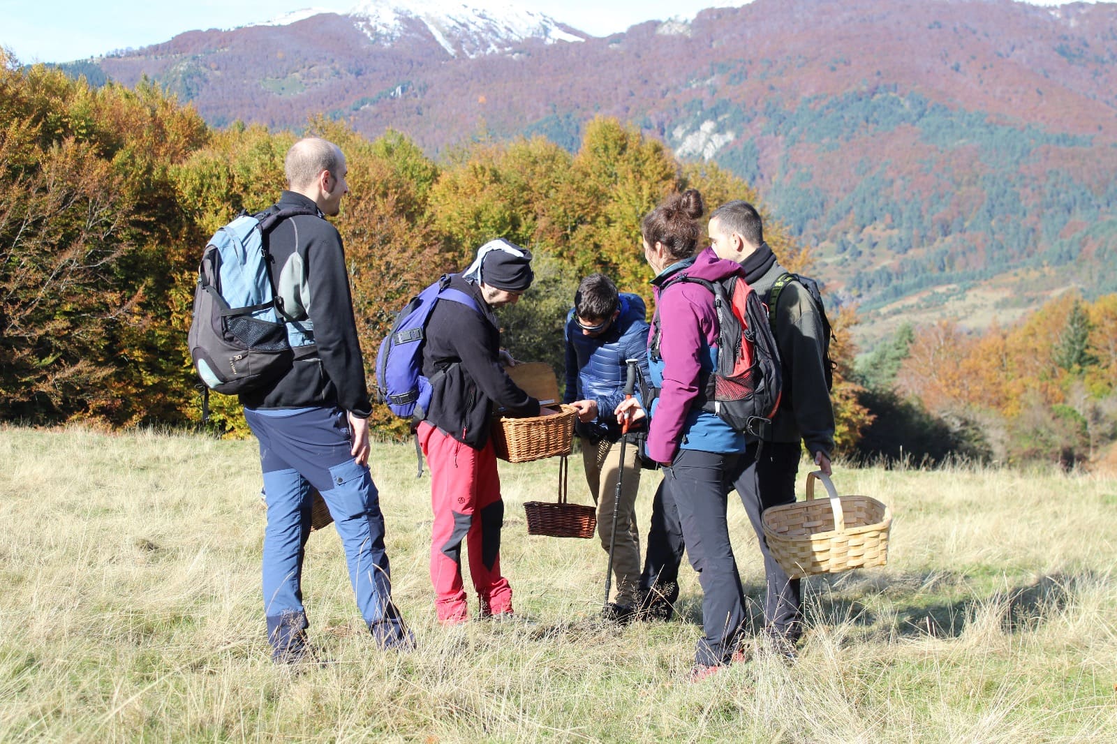 Grupo participante en una actividad de turismo de naturaleza organizada en Ultzama